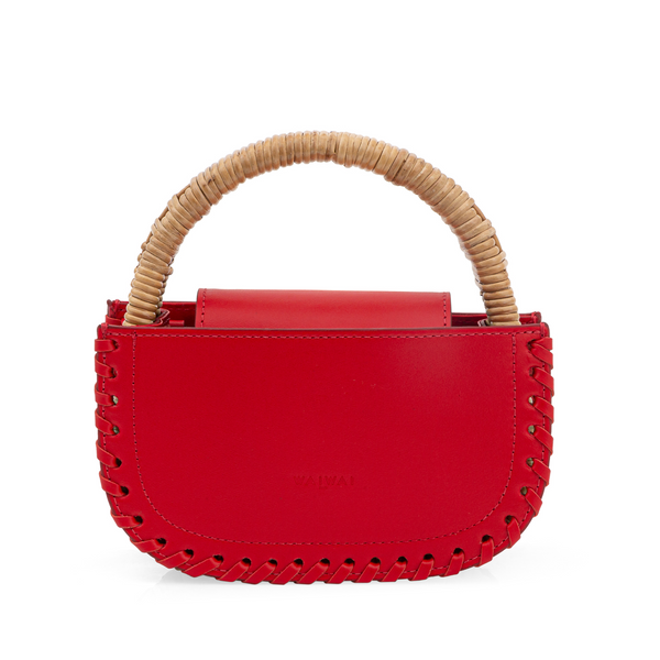 Bolsa vermelha estruturada em couro, com detalhe de costura lateral e alça semicircular em bambu natural.