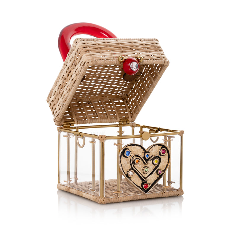 Bolsa autoral feita à mão em vime e acrílico, com coração cravejado e alça em acrílico vermelho translúcido.