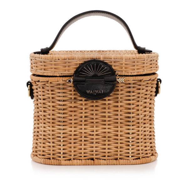 Bolsa estruturada em vime natural com alça curta em couro preto e fecho redondo em couro com detalhe em baixo-relevo dourado em formato de sol nascente.