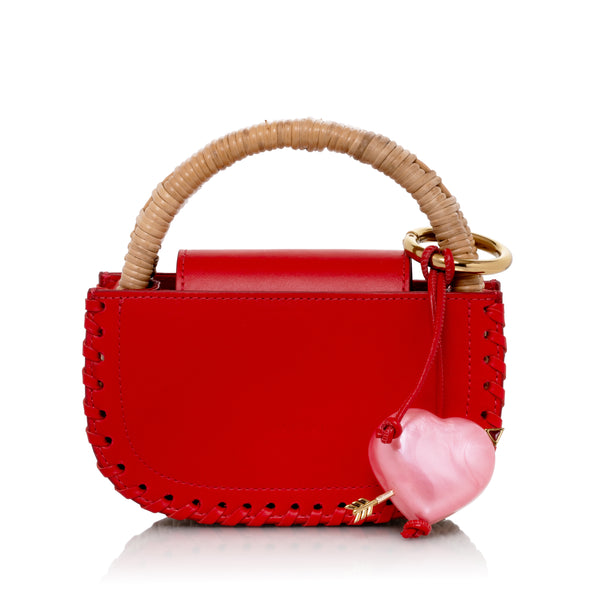 Pingente em acrílico rosa em formato de coração com flecha dourada, ideal como chaveiro ou charm de bolsa.