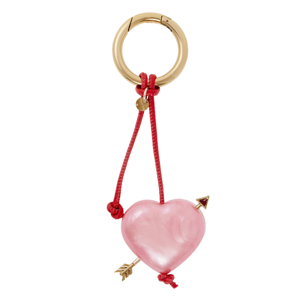 Chaveiro artesanal em acrílico rosa perolado com formato de coração atravessado por flecha dourada.
