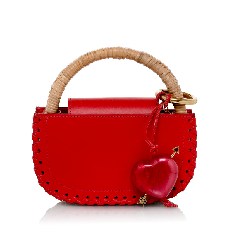 Pingente em acrílico vermelho em formato de coração com flecha dourada, ideal como chaveiro ou charm de bolsa.