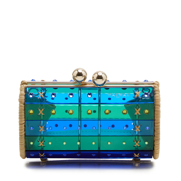 Clutch em acrílico azul e verde translúcido com aplicações geométricas, detalhes em palha nas laterais e fecho esférico dourado.