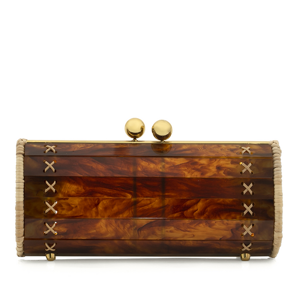 Clutch retangular em acrílico marrom marmorizado com laterais em rattan, detalhe de costura em X e fecho esférico dourado.