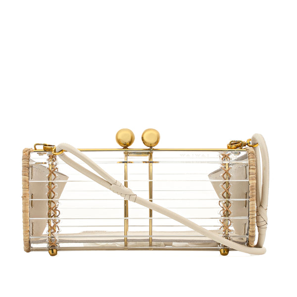 Clutch retangular em acrílico transparente com laterais em rattan, detalhe de costura em X e fecho esférico dourado.