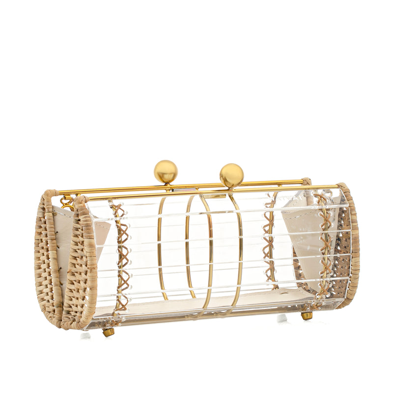 Clutch retangular em acrílico transparente com laterais em rattan, detalhe de costura em X e fecho esférico dourado.