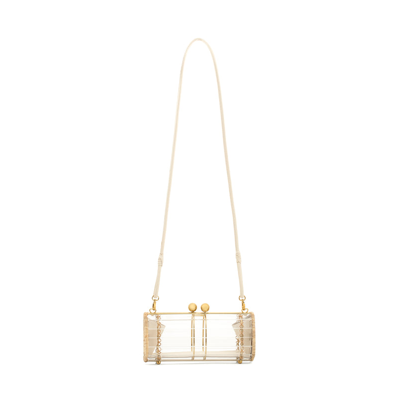 Clutch retangular em acrílico transparente com laterais em rattan, detalhe de costura em X e fecho esférico dourado.