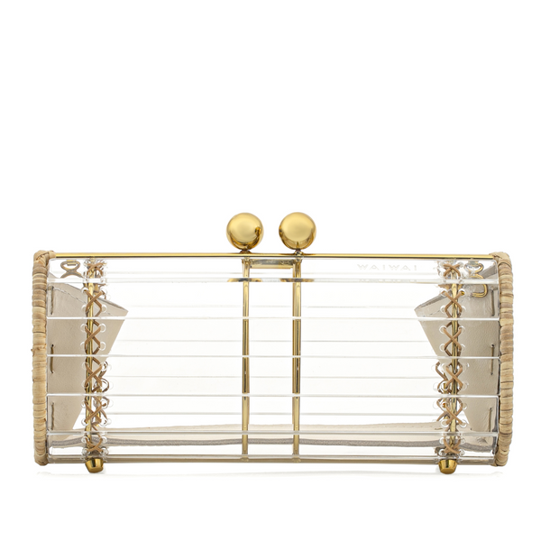 Clutch retangular em acrílico transparente com laterais em rattan, detalhe de costura em X e fecho esférico dourado.