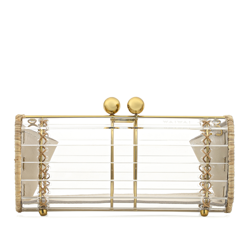 Clutch retangular em acrílico transparente com laterais em rattan, detalhe de costura em X e fecho esférico dourado.