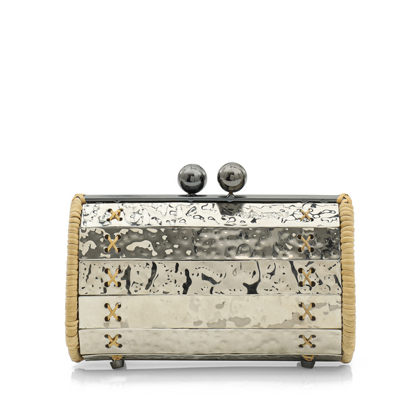 Clutch estruturada em metal prateado martelado com laterais em rattan, detalhe de costura em X e fecho esférico metálico.
