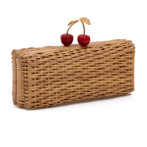 Clutch em rattan natural retangular com fecho de cerejas vermelhas e folhas douradas.