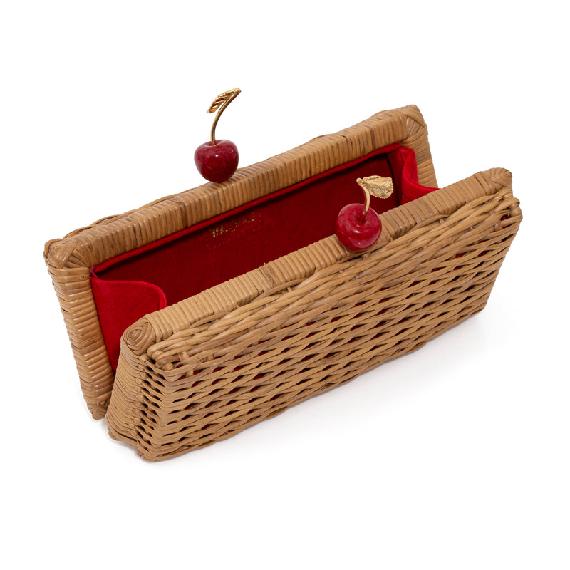 Clutch retangular estruturada em rattan natural com fecho decorado em forma de cerejas vermelhas e folhas douradas.