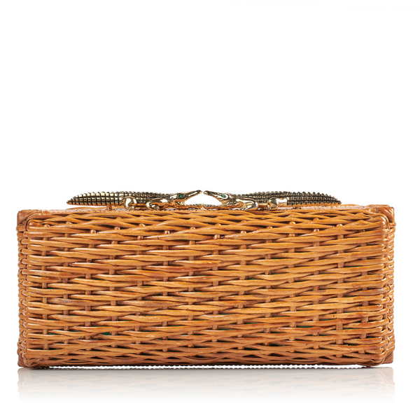 Clutch retangular em rattan natural com fecho metálico em formato de dois jacarés dourados com olhos verdes.
