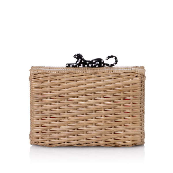 Clutch em rattan natural com fecho em resina em formato de onça preta com bolinhas brancas.