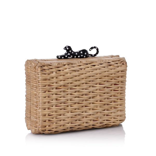 Bolsa de mão estruturada em rattan, com detalhe de fecho de onça preta com bolinhas brancas em resina.