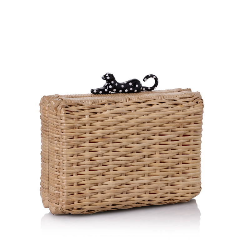 Bolsa de mão estruturada em rattan, com detalhe de fecho de onça preta com bolinhas brancas em resina.