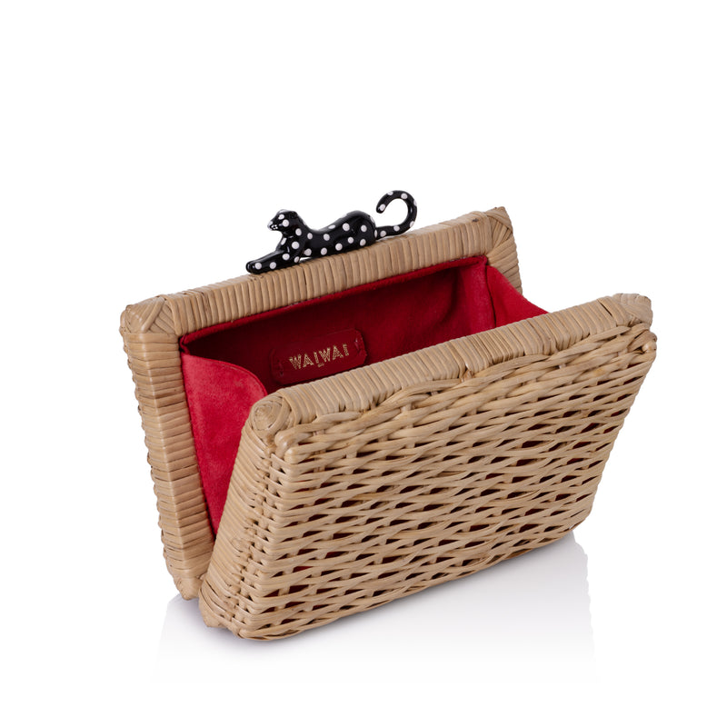 Bolsa clutch retangular em rattan natural com fecho em resina de onça preta com bolinhas.