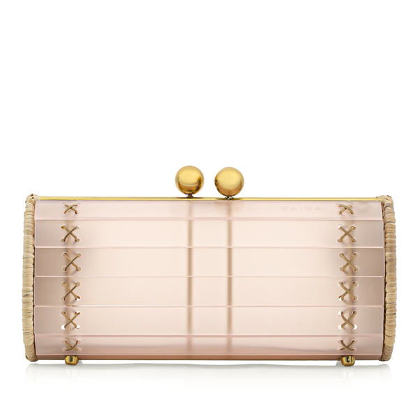 Bolsa clutch estruturada em acrílico rosa fosco, com laterais em rattan natural e ferragens metálicas douradas. Fecho superior com esferas douradas e design elegante e minimalista.