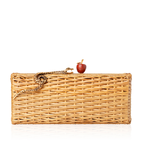 Clutch retangular em rattan natural com detalhe de serpente dourada e maçã vermelha no fecho.