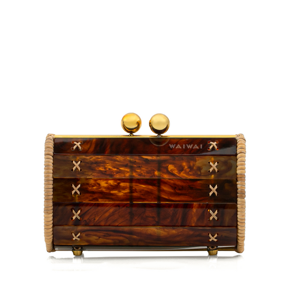 Bolsa clutch estruturada em acrílico marrom mesclado com efeito tartaruga. Laterais em rattan natural, fecho de esferas douradas e ferragens metálicas em dourado. Design sofisticado e atemporal.