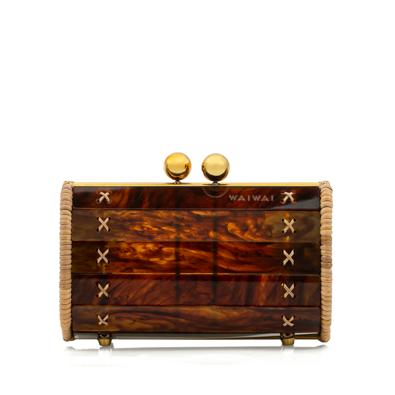 Bolsa clutch estruturada em acrílico marrom mesclado com efeito tartaruga. Laterais em rattan natural, fecho de esferas douradas e ferragens metálicas em dourado. Design sofisticado e atemporal.