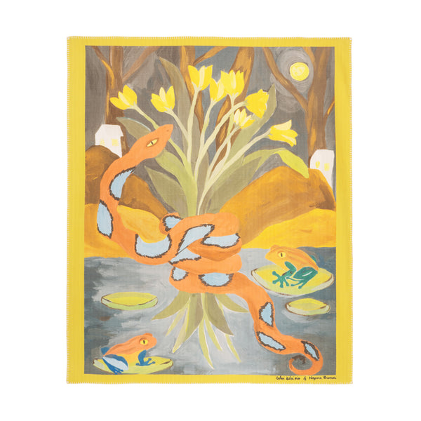 Panneaux estampado com ilustração artística de uma cobra laranja enrolada em flores amarelas no centro de um lago, rodeada por sapos coloridos sobre vitórias-régias e cenário de montanhas ao fundo.