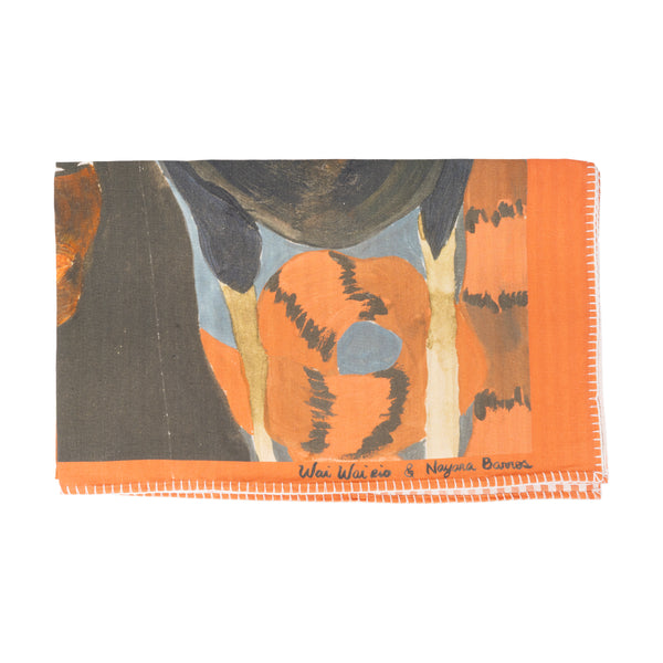 Panneaux estampado com ilustração artística de uma mulher central, rodeada por flores, beija-flor, serpentes em laranja e preto e um cisne negro.