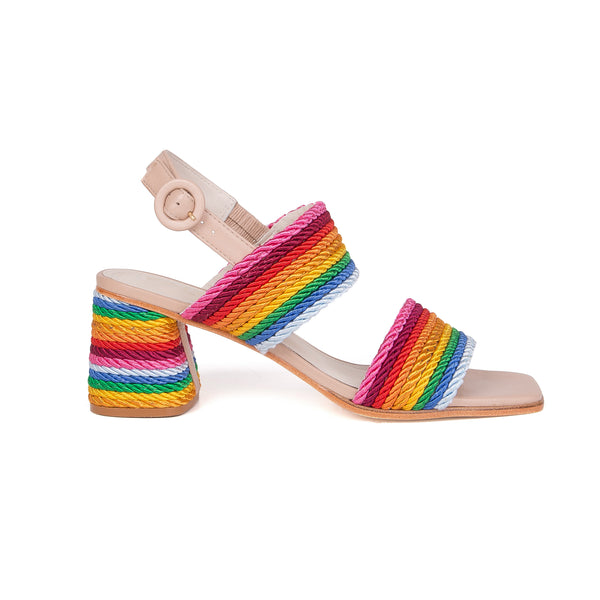 Sandália com salto baixo bloco, tiras largas em trama multicolorida estilo arco-íris e fivela lateral.