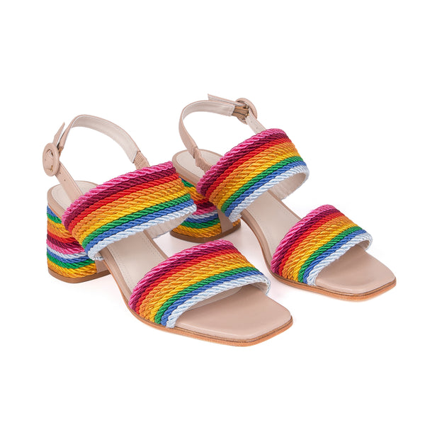 Sandália feminina com salto baixo bloco, tiras largas em trama colorida estilo arco-íris e fechamento lateral com fivela.