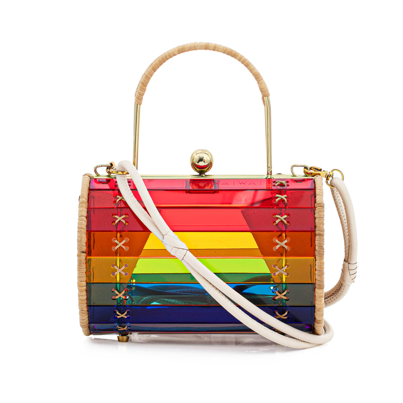 Bolsa estruturada colorida em acrílico multicolorido arco-íris, laterais em rattan natural, alça superior rígida dourada e fecho metálico.