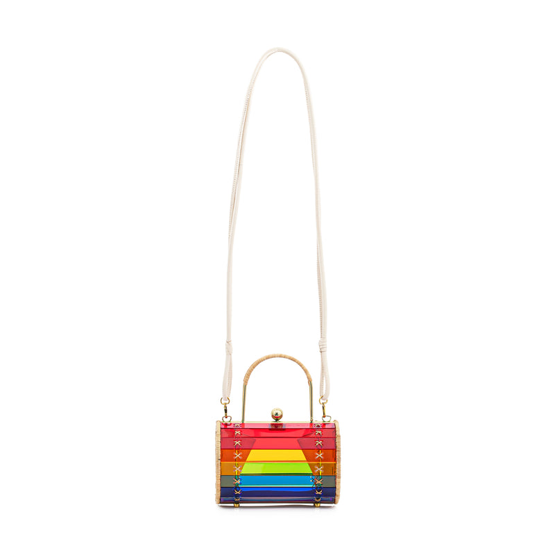 Bolsa estruturada em acrílico arco-íris multicolor, com laterais em rattan natural, fecho dourado e alça rígida metálica.