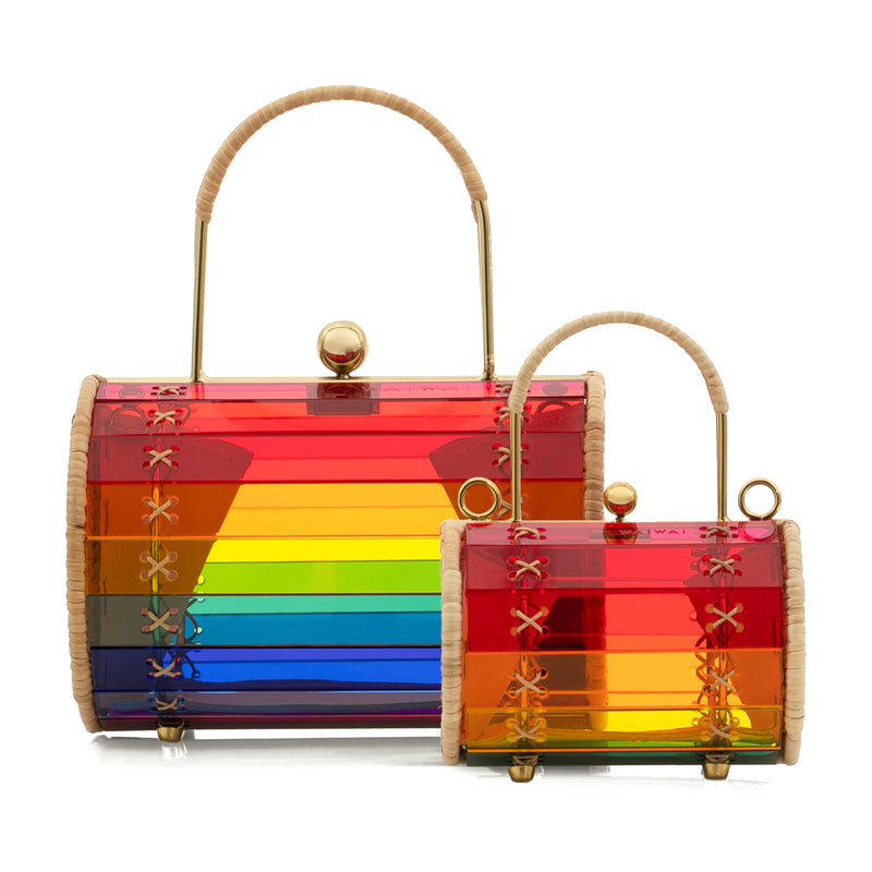 Bolsa estruturada em acrílico arco-íris multicolorido, laterais em rattan, alça rígida dourada e fecho metálico no topo.