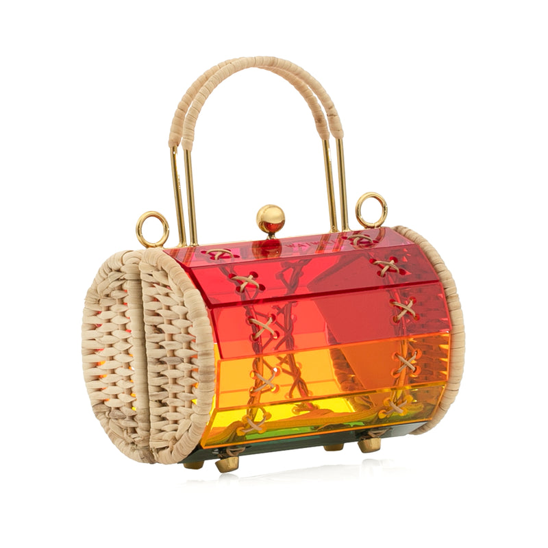 Bolsa artesanal em acrílico colorido degradê arco-íris, laterais em palha trançada, fecho dourado esférico e alça curta revestida em palha.