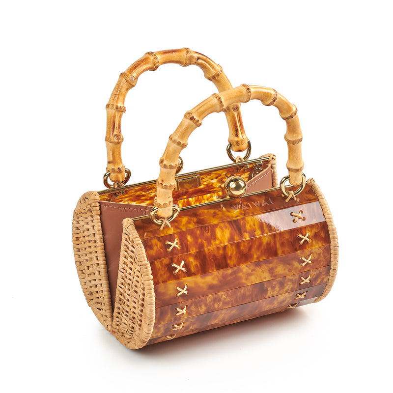 Bolsa box estruturada em acrílico marrom marmorizado com laterais em rattan, detalhe de costura em X dourado, alça rígida em bambu e fecho esférico metálico dourado.