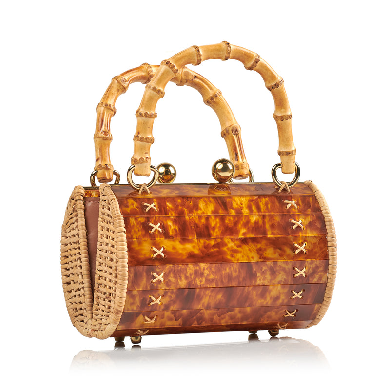 Bolsa box estruturada em acrílico marrom marmorizado com laterais em rattan, detalhe de costura em X dourado, alça rígida em bambu e fecho esférico metálico dourado.