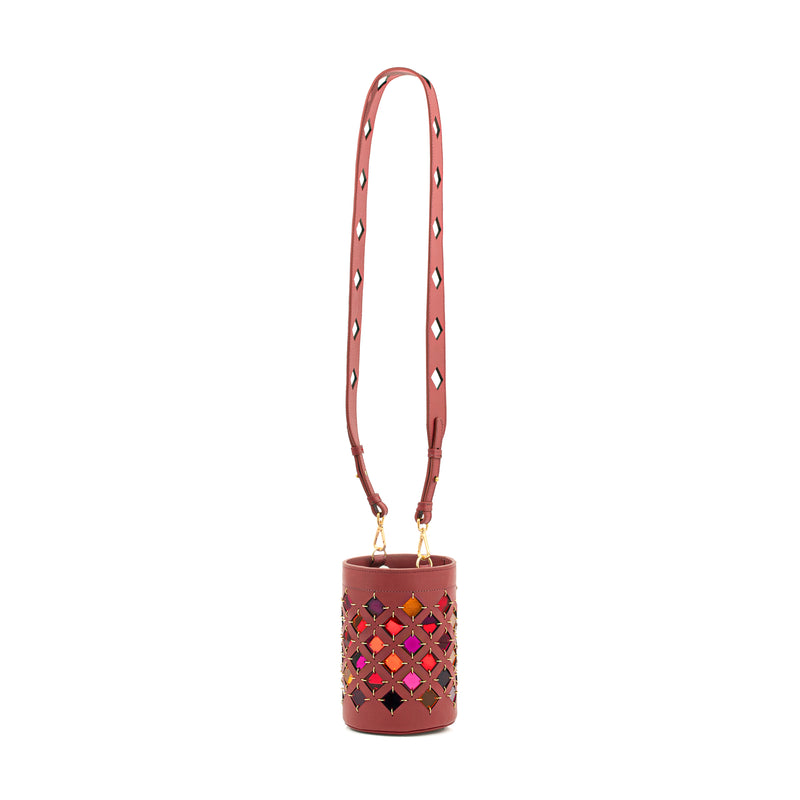 Bolsa bucket de couro vinho estruturado, recortes em losangos com efeito espelhado multicolorido, alça tiracolo ajustável e fecho interno com cordão.