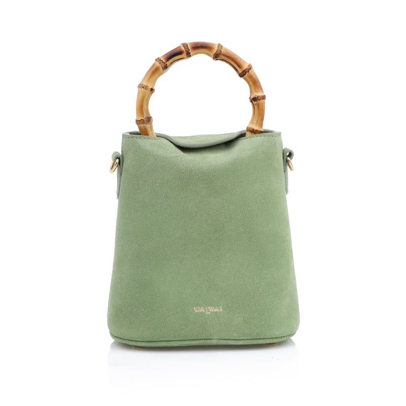 Bolsa bucket em camurça verde, alça rígida de bambu e aplicação frontal em forma de uvas com pedras verdes e folhas douradas.