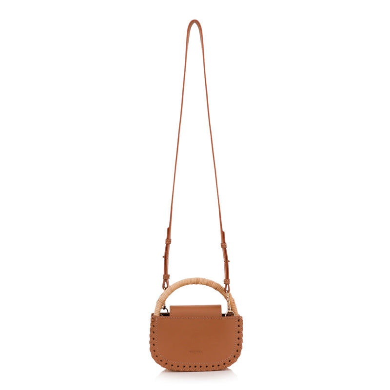 Bolsa de couro marrom claro com detalhe de costura trançada nas laterais e alça estruturada revestida em vime natural.
