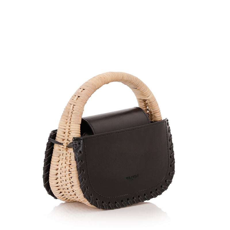 Bolsa de couro preta com detalhe de costura trançada nas laterais e alça estruturada revestida em vime natural.