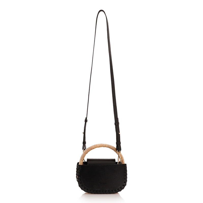 Bolsa de couro preta com detalhe de costura trançada nas laterais e alça estruturada revestida em vime natural.