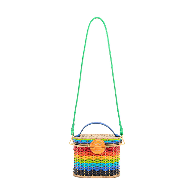 Bolsa em palha estruturada com trama colorida estilo degradê rainbow, fecho circular em couro laranja com detalhe de sol e alça curta em couro azul.