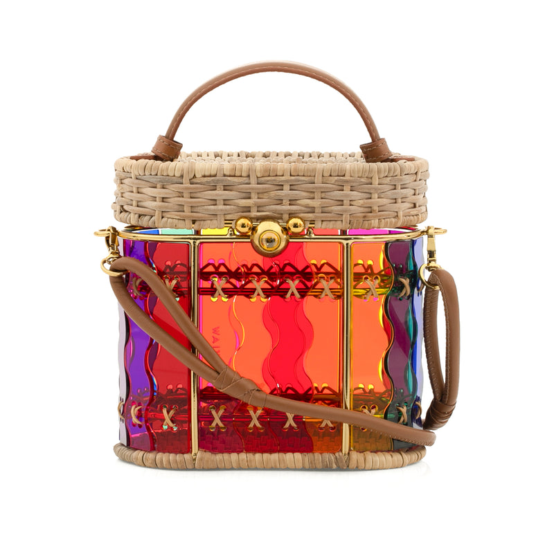 Bolsa estruturada em acrílico multicolorido com efeito arco-íris em ondas, laterais em rattan, fecho de esferas metálicas douradas e alça curta de couro marrom.