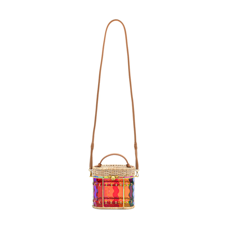Bolsa estruturada em acrílico colorido efeito arco-íris em ondas, laterais em rattan natural e fecho superior de esferas metálicas douradas. Alça curta em couro marrom.