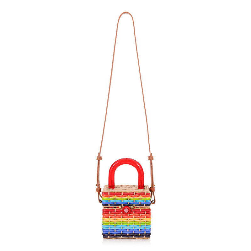 Bolsa estruturada em rattan com trama em cores do arco-íris, alça rígida em acrílico vermelho e fecho esférico vermelho central.