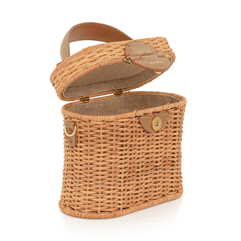 Bolsa de rattan natural com alça curta em couro bege e fecho circular em couro com detalhe em formato de raio de sol dourado.