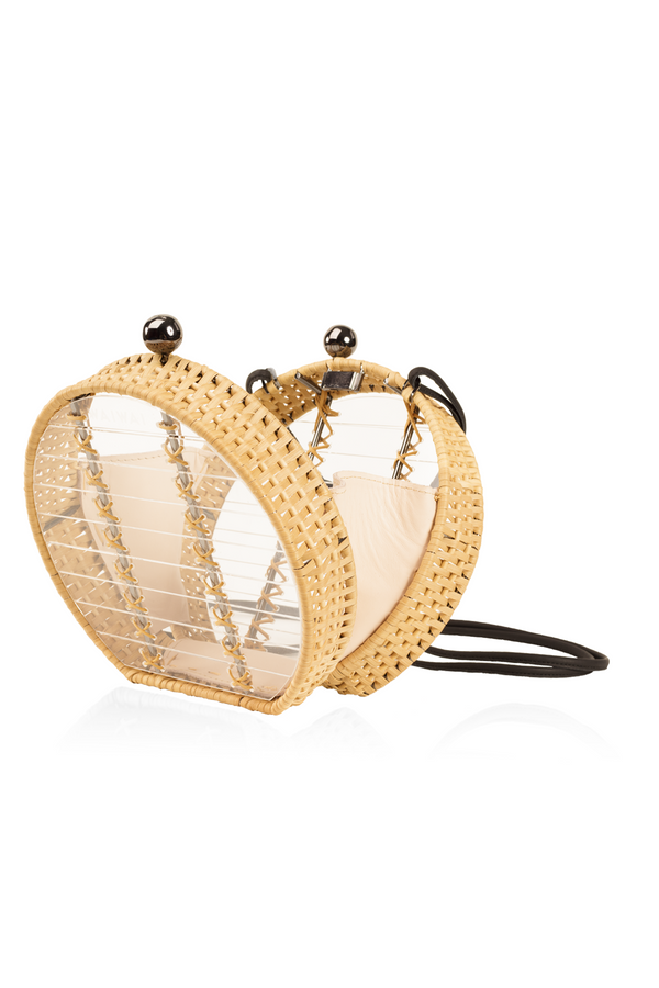 Bolsa redonda em acrílico transparente com laterais em rattan, detalhe de costura em X dourado, alça longa em couro preto e fecho esférico metálico.