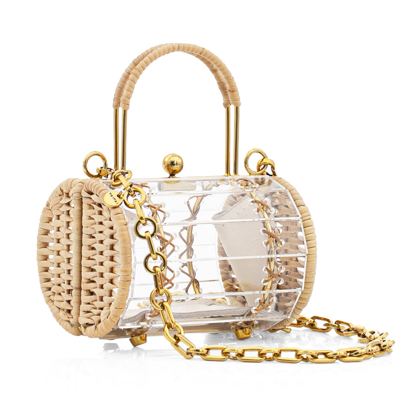 Bolsa em acrílico transparente estruturada, alça curta em palha natural, laterais em couro bege e ferragens em dourado.