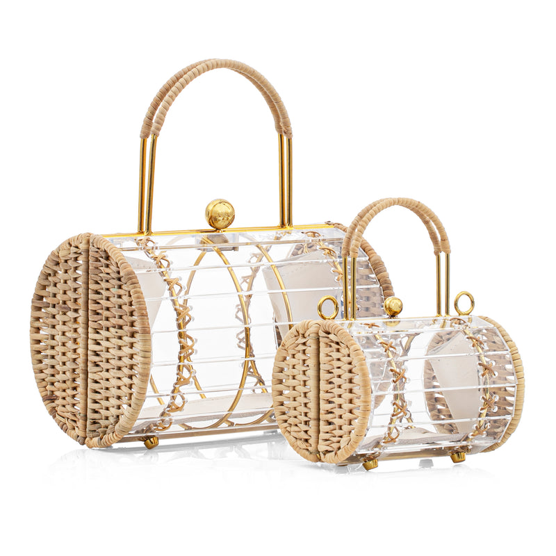 Bolsa estruturada de acrílico transparente, com laterais em couro bege, fecho em dourado e alça curta em palha.