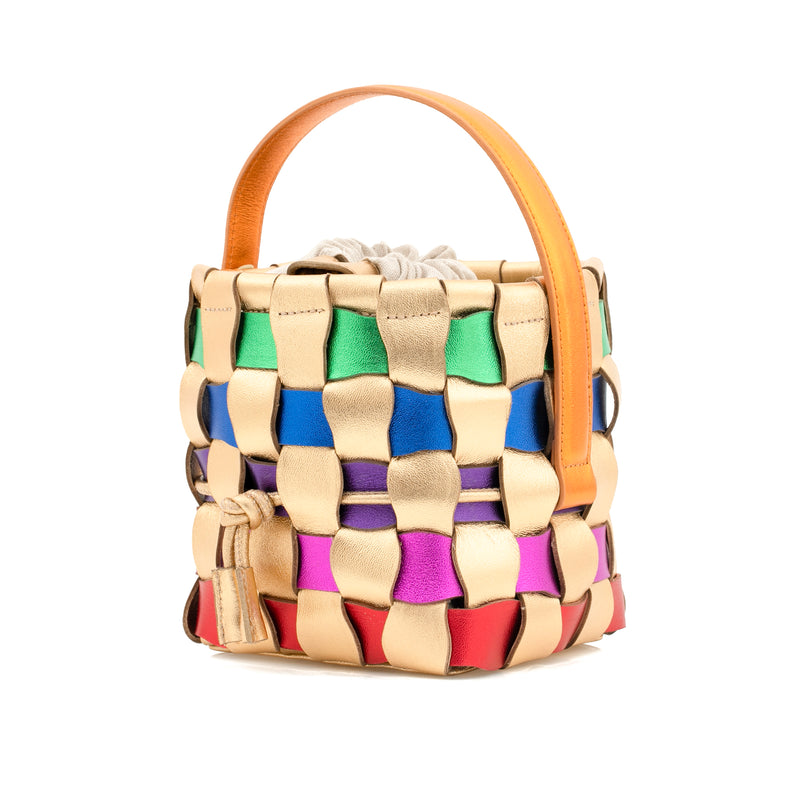 Bolsa em couro metalizado multicolorido, estruturada em tiras entrelaçadas, com alça curta caramelo em couro liso e fecho de cordão bege.