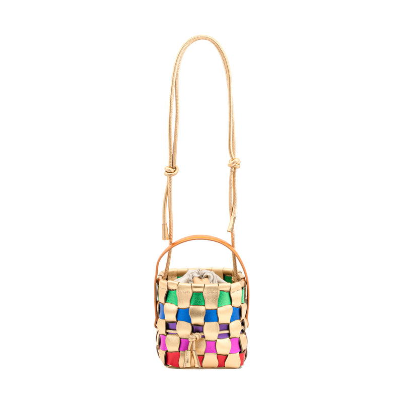 Bolsa estruturada artesanal em tiras de couro metalizado colorido, entrelaçadas, com alça curta de couro caramelo e fecho em cordão bege.